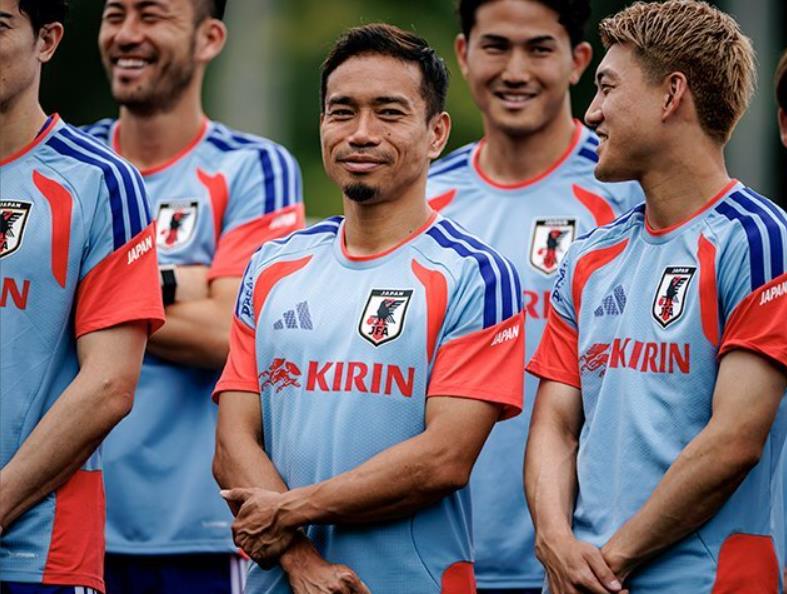 特鲁西埃：日本首战对阵荷兰不能怯阵，长友等老将带来信心