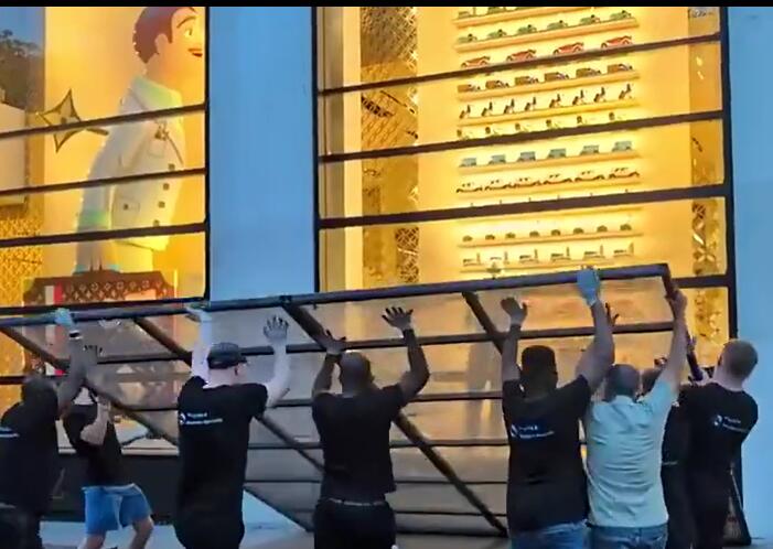 担心欧冠比赛赛后发生骚乱，巴黎市中心的商店加固大门