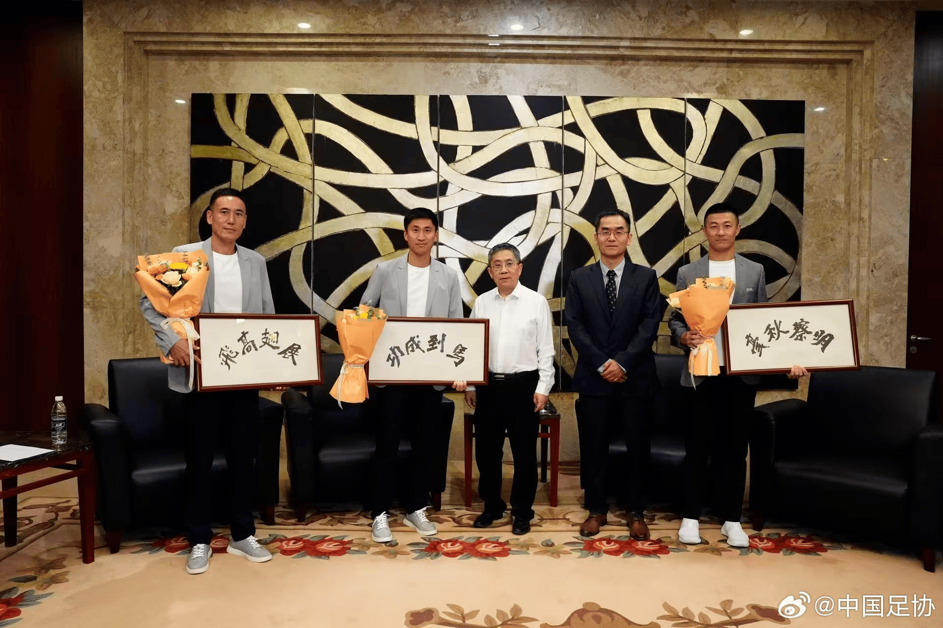 马宁、傅明、周飞启程参加2026世界杯，足协举行出征仪式